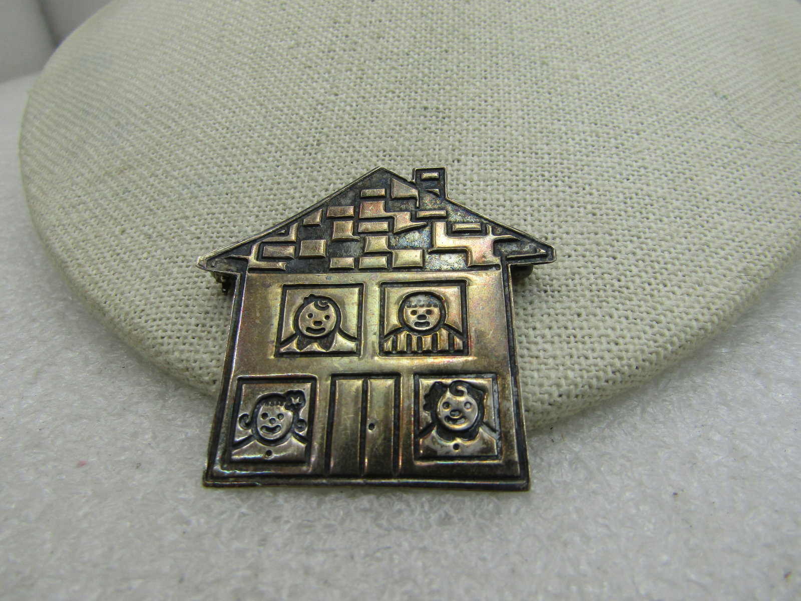 Vintage Sterling Silver House Family Brooch, Mexico, 1.5", 8.36 gr.: Vintage Sterling Silver House Family Brooch, Mexico, 1.5", 8.36 gr. Cute little house brooch with two children and the parents looking out the window. 1.5" tall and wide and 8.36 grams. Good to very g