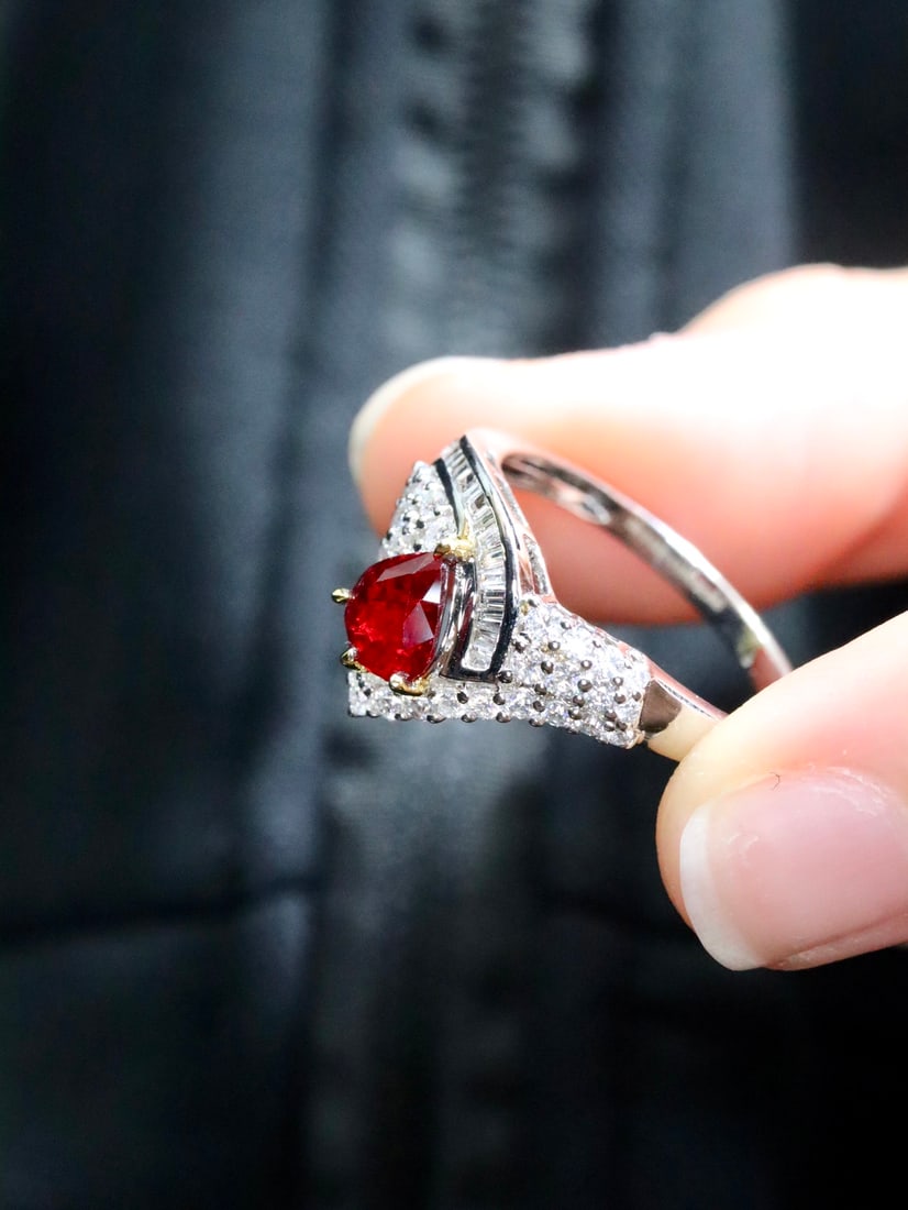 18K Gold Untreated Ruby Ring with 0.82ct Ruby and 0.088ct Diamonds - 3