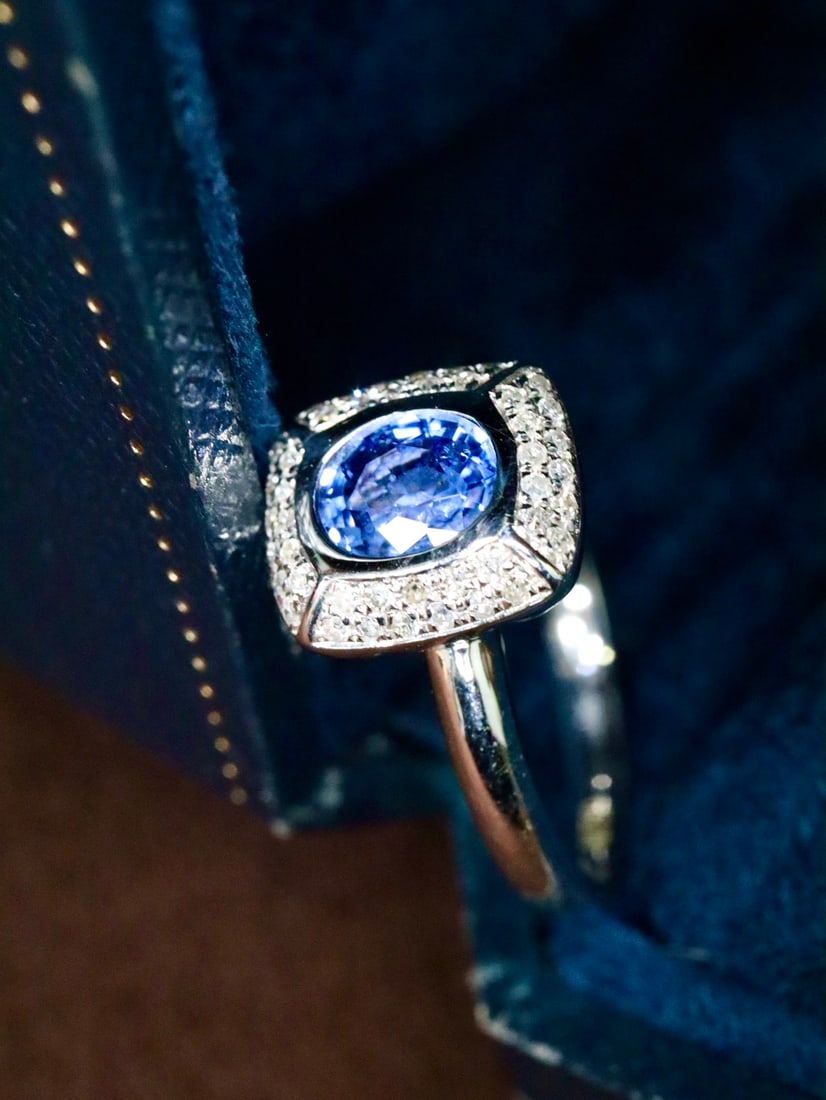 18K Gold Sapphire Ring with 1.05ct Sapphire and 0.176ct Diamonds - 3