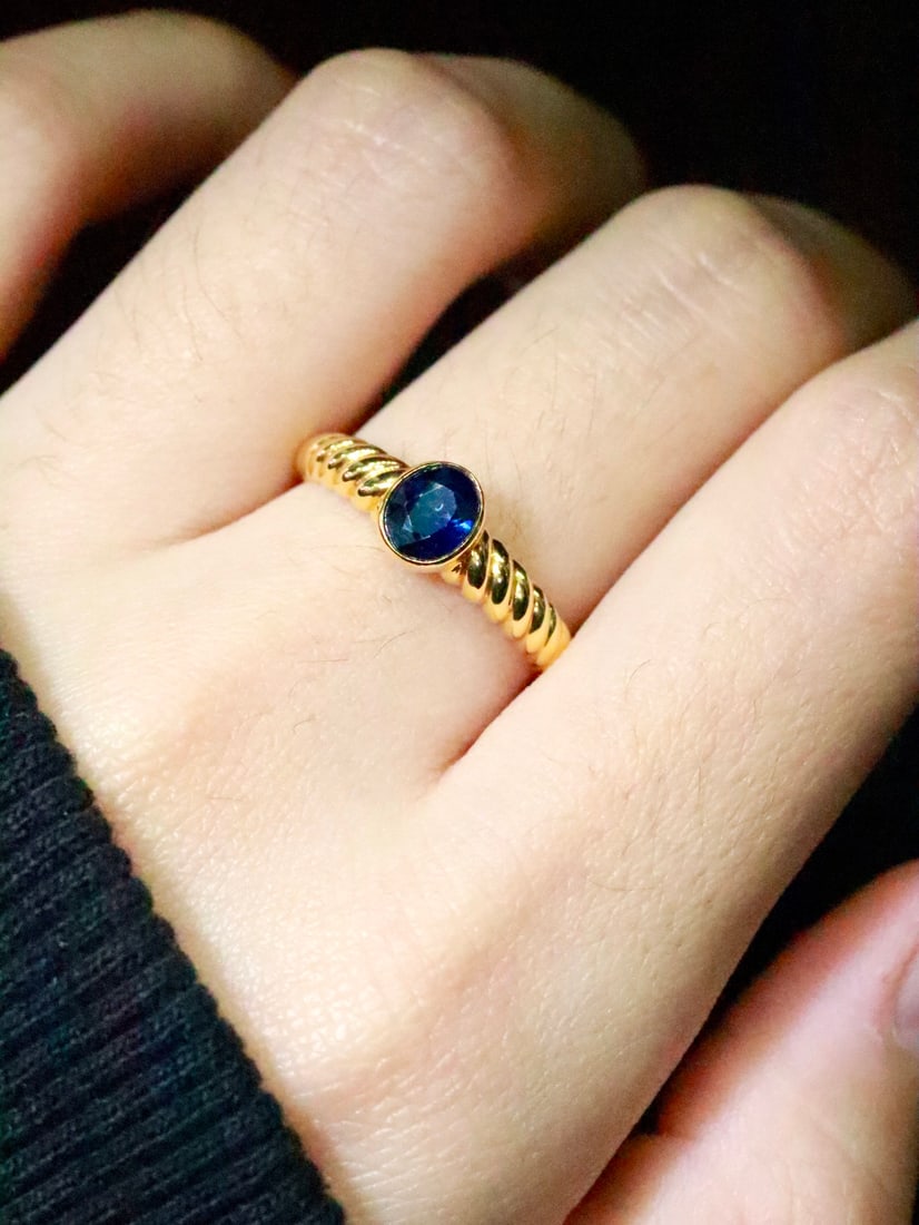 18K Gold Sapphire Ring with 0.70ct Royal Blue Sapphire: Title: 18K Gold Sapphire Ring with 0.70ct Royal Blue Sapphire Description: This lot features an 18K gold ring set with a 0.70ct royal blue sapphire exhibiting vivid color, strong fire, and excellent c