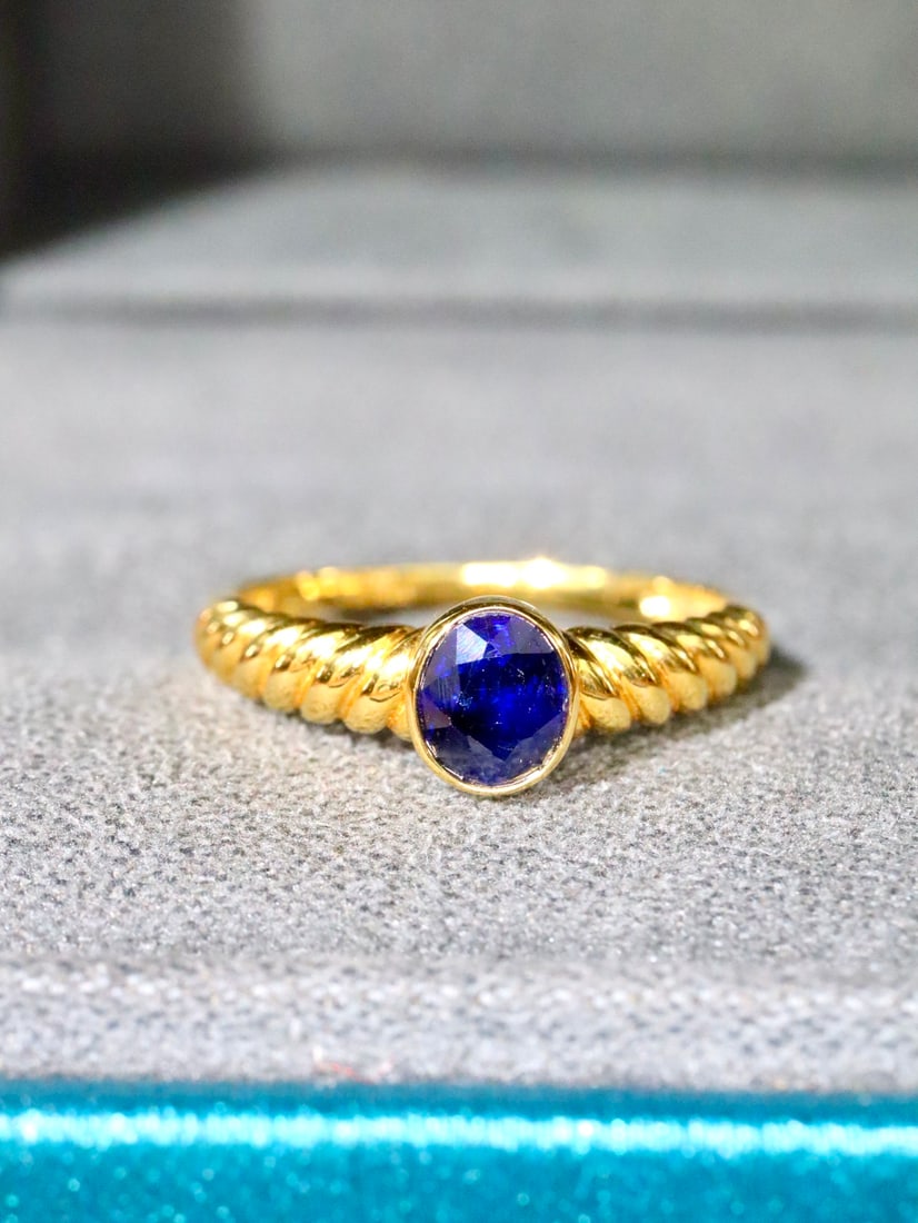 18K Gold Sapphire Ring with 0.70ct Royal Blue Sapphire - 3