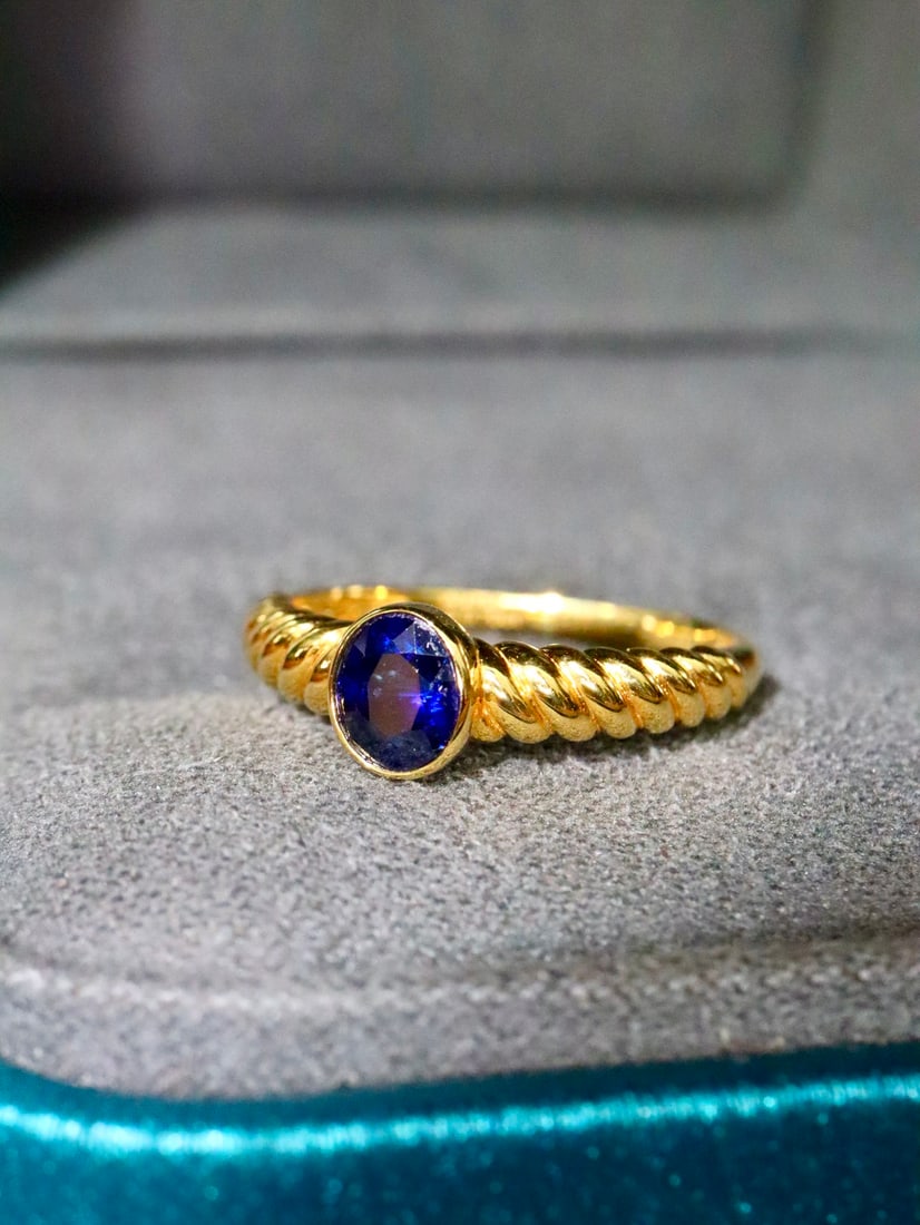 18K Gold Sapphire Ring with 0.70ct Royal Blue Sapphire - 4