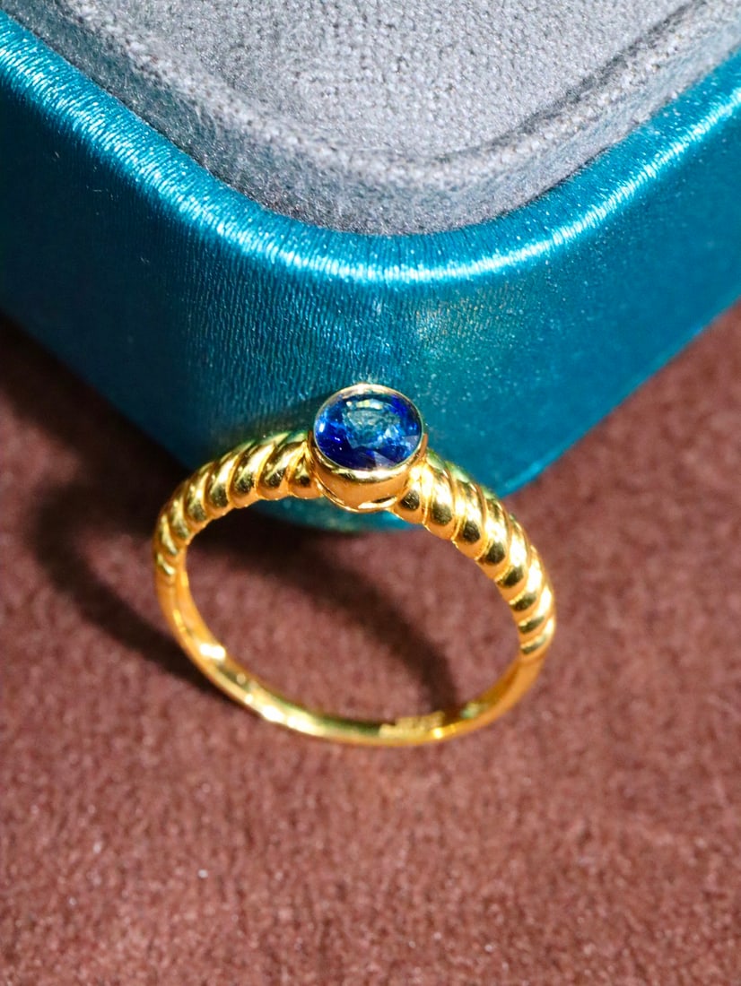 18K Gold Sapphire Ring with 0.70ct Royal Blue Sapphire - 6