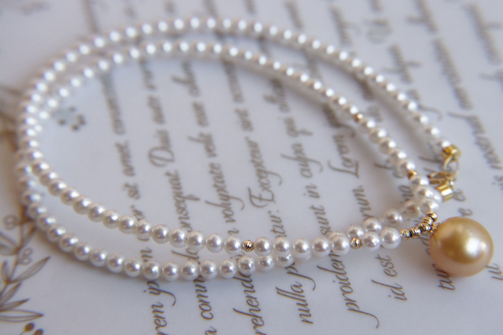 18K Gold Natural Aurora Freshwater Pearl Necklace with South Sea Golden Pearl Pendant: Title: 18K Gold Natural Aurora Freshwater Pearl Necklace with South Sea Golden Pearl Pendant Description: Elegant 18K gold necklace featuring natural aurora freshwater rice pearls (?3mm) and a South S