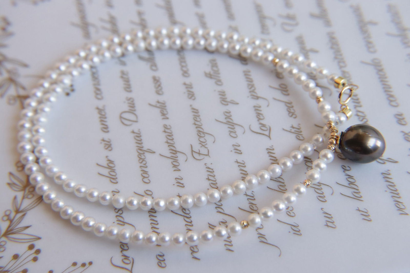 18K Gold Natural Aurora Freshwater Rice Pearl Necklace with Tahitian Pearl Pendant: Title: 18K Gold Natural Aurora Freshwater Rice Pearl Necklace with Tahitian Pearl Pendant Description: Single 18K gold necklace featuring natural aurora freshwater rice pearls (?3mm) and a Tahitian pe