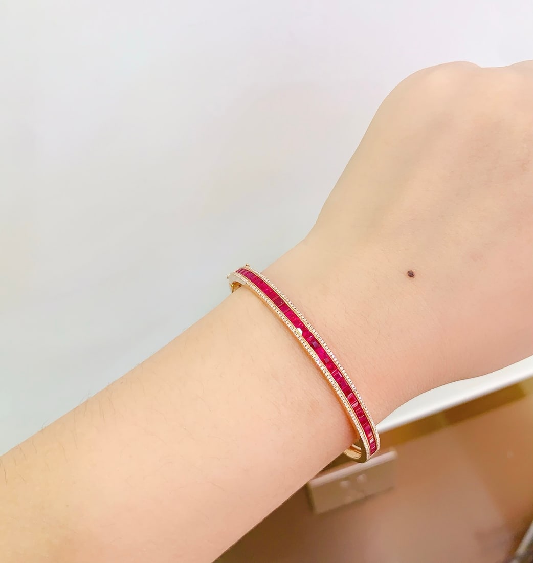 18K Gold Ruby Bracelet with Diamonds, Total 8.02g, 4.85ct Ruby: Title: 18K Gold Ruby Bracelet with Diamonds, Total 8.02g, 4.85ct Ruby Description: Elegant 18K gold bracelet featuring a natural ruby centerpiece (4.85 carats) surrounded by 175 brilliant-cut diamonds