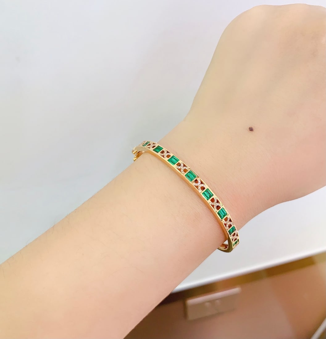 18K Gold Emerald Bracelet with Diamonds, Total 8.36g, 2ct Emerald: Title: 18K Gold Emerald Bracelet with Diamonds, Total 8.36g, 2ct Emerald Description: Elegant 18K gold bracelet featuring a natural emerald centerpiece (2 carats) accompanied by 90 brilliant-cut diamo