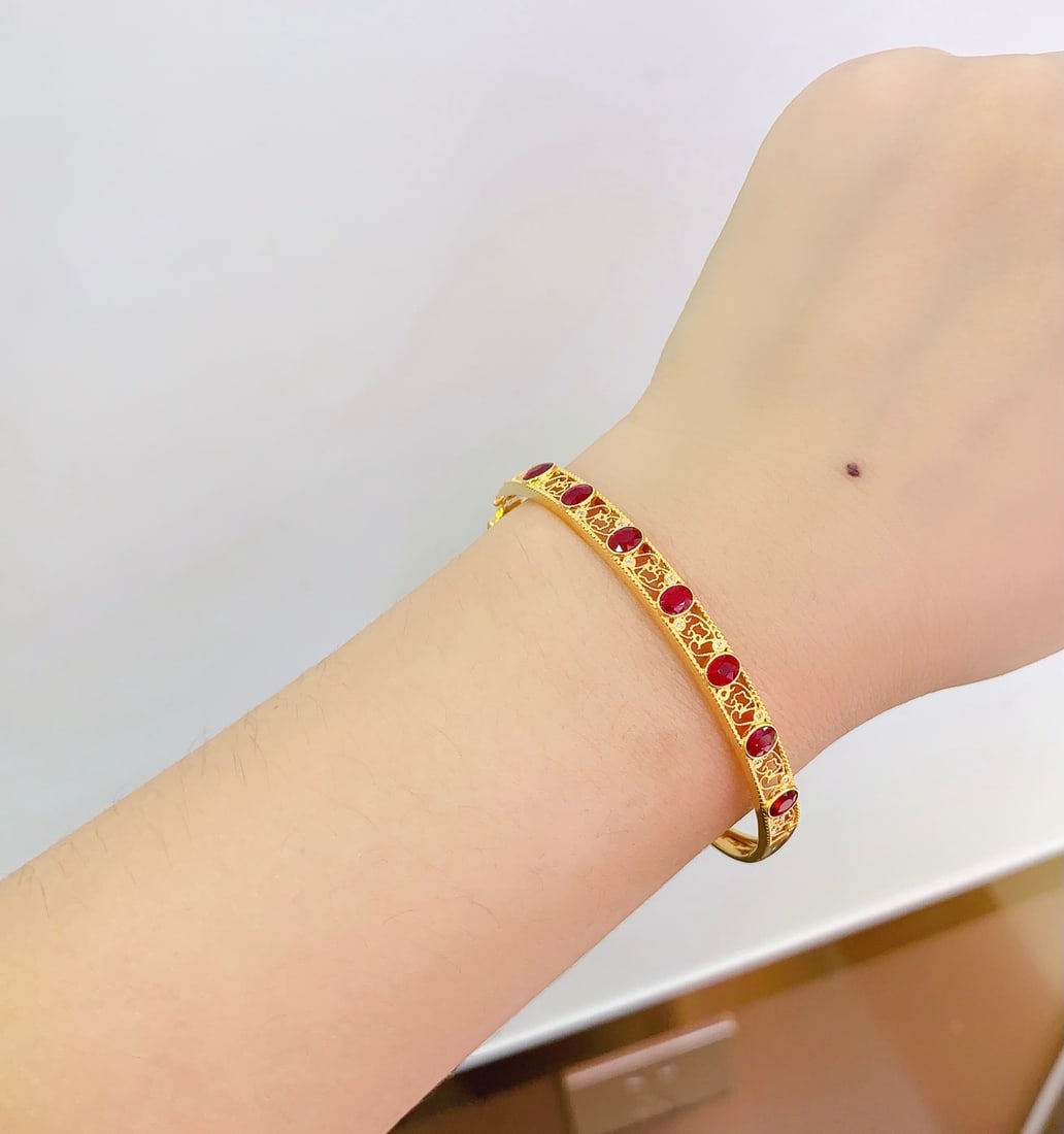 18K Gold Ruby Bracelet with Diamonds, Total 6.21g, 3ct Ruby: Title: 18K Gold Ruby Bracelet with Diamonds, Total 6.21g, 3ct Ruby Description: Exquisite 18K gold bracelet featuring a natural ruby centerpiece (3 carats) adorned with 16 brilliant-cut diamonds. Tota