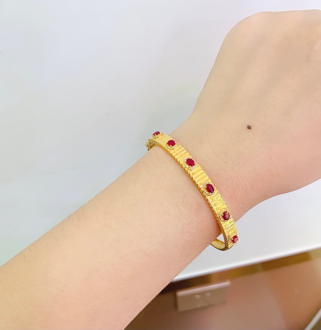 18K Gold Ruby Bracelet with Diamonds, Total 7.49g, 1.8ct Ruby: Title: 18K Gold Ruby Bracelet with Diamonds, Total 7.49g, 1.8ct Ruby Description: Exquisite 18K gold bracelet featuring a natural ruby centerpiece (1.8 carats) accented by 102 brilliant-cut diamonds.