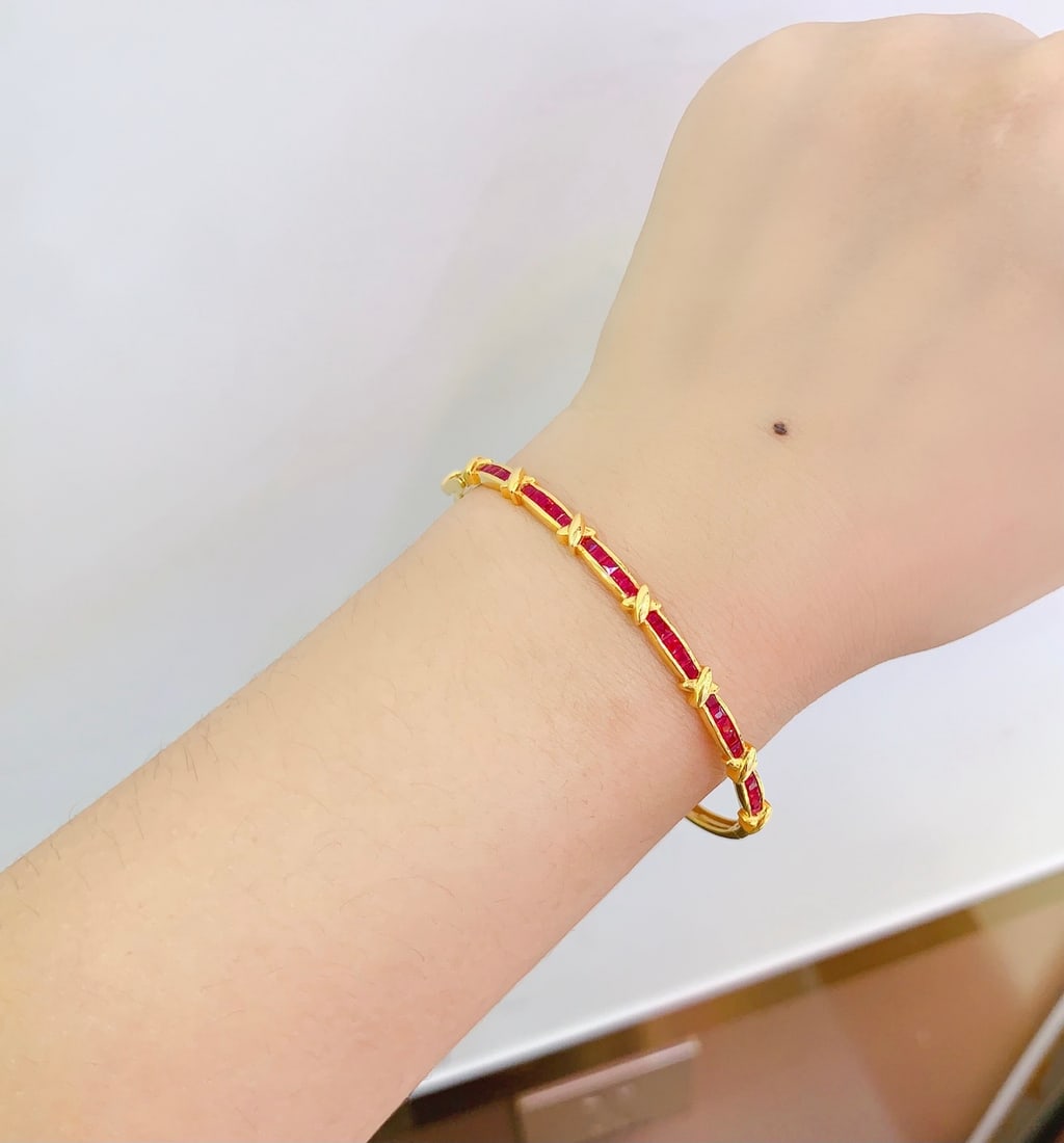 18K Gold Ruby Bracelet, Total 6.50g, 4.4ct Ruby: Title: 18K Gold Ruby Bracelet, Total 6.50g, 4.4ct Ruby Description: Elegant 18K gold bracelet featuring a natural ruby centerpiece (4.4 carats). Total weight 6.50 grams. The bracelet showcases vibrant