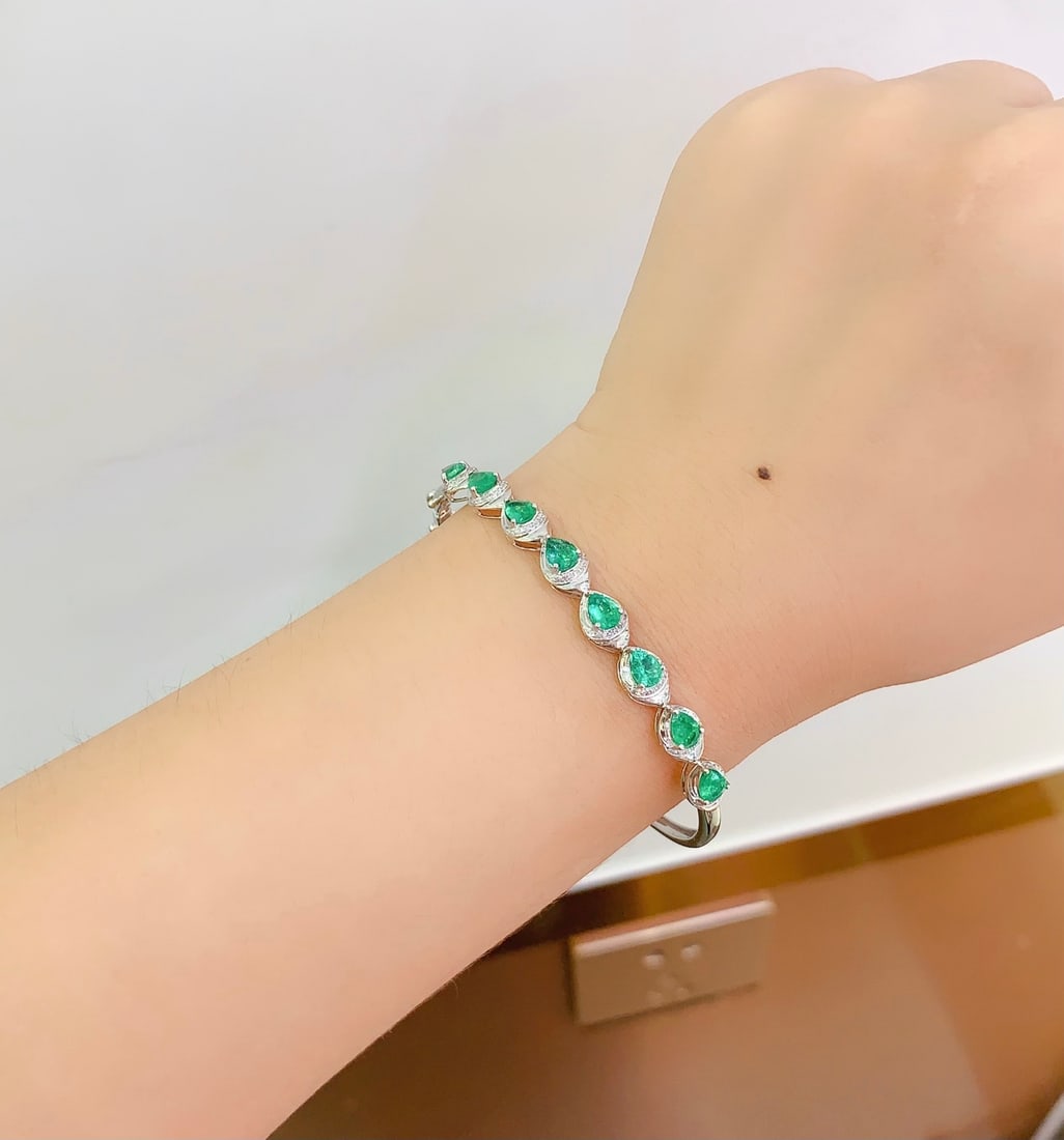 18K Gold Emerald Bracelet with Diamonds, Total 6.47g, 2.8ct Emerald: Title: 18K Gold Emerald Bracelet with Diamonds, Total 6.47g, 2.8ct Emerald Description: Elegant 18K gold bracelet featuring a natural emerald centerpiece (2.8 carats) accented with 64 brilliant-cut di