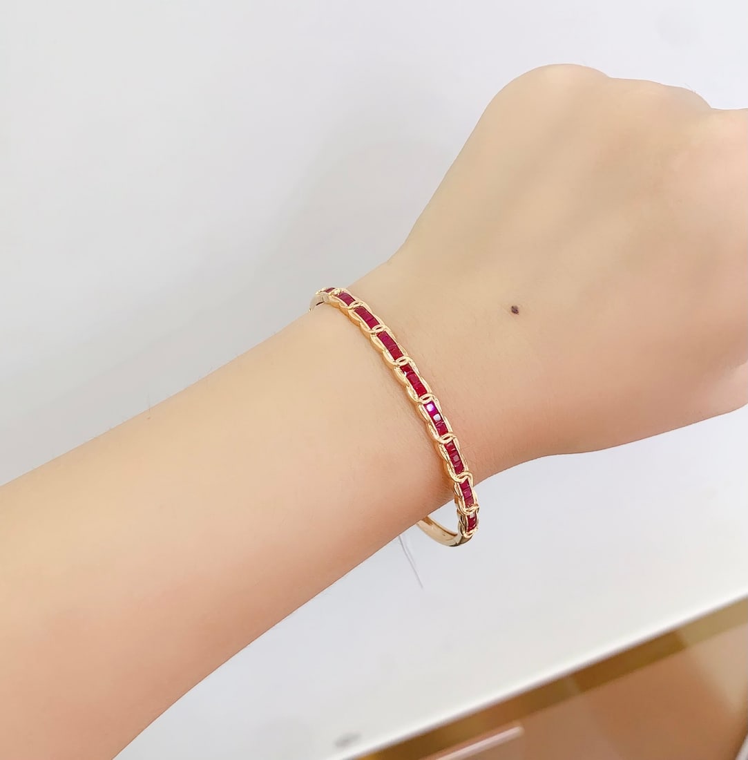 18K Gold Ruby Bracelet, Total 8g, 3.8ct Ruby: Title: 18K Gold Ruby Bracelet, Total 8g, 3.8ct Ruby Description: Elegant 18K gold bracelet featuring a natural ruby centerpiece (3.8 carats). Total weight 8 grams. The bracelet showcases vibrant red h