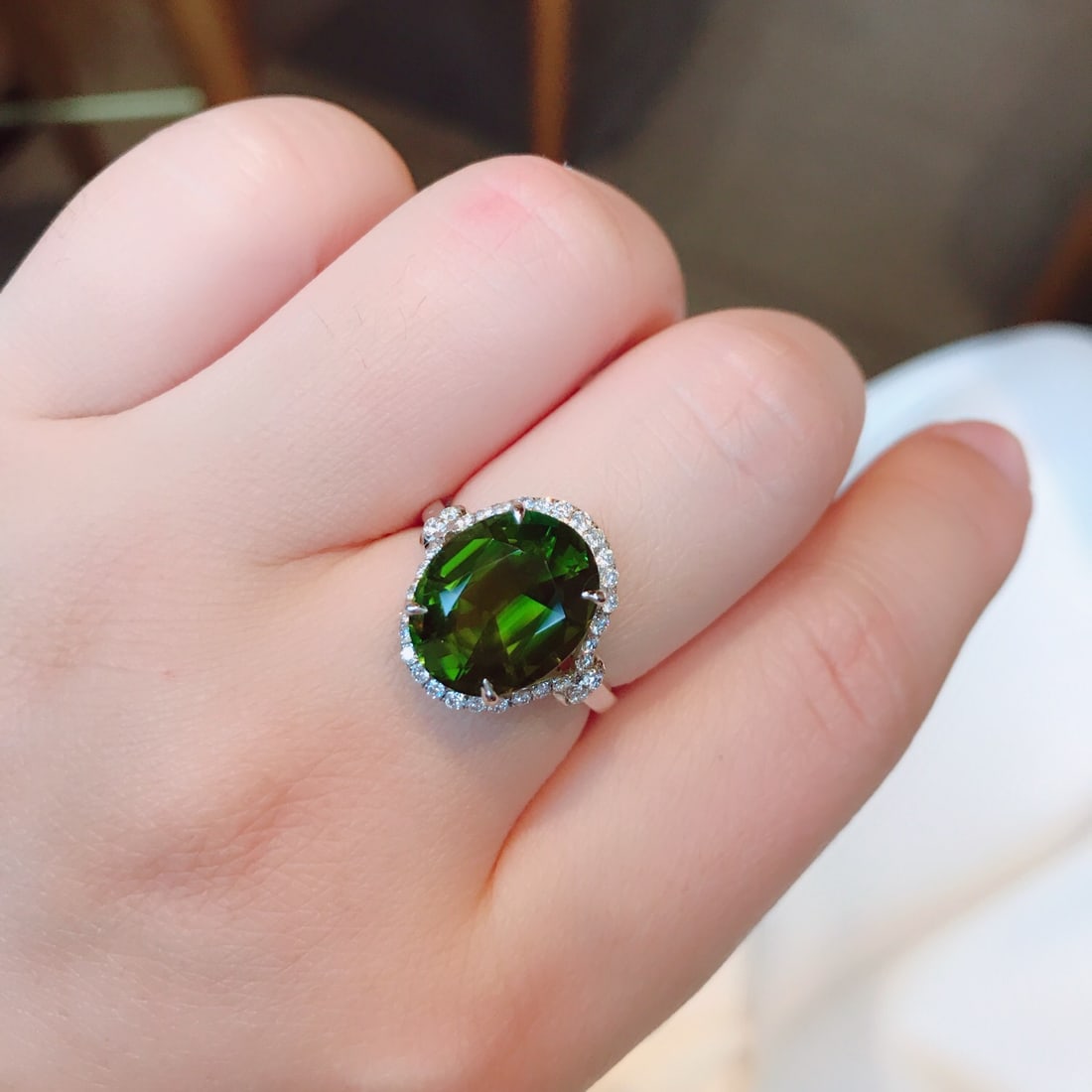 18K Gold Tourmaline Ring with Diamonds, Total 3.53g, 5.53ct Tourmaline: Title: 18K Gold Tourmaline Ring with Diamonds, Total 3.53g, 5.53ct Tourmaline Description: Elegant 18K gold ring featuring a natural tourmaline centerpiece (5.53 carats) with 32 brilliant-cut