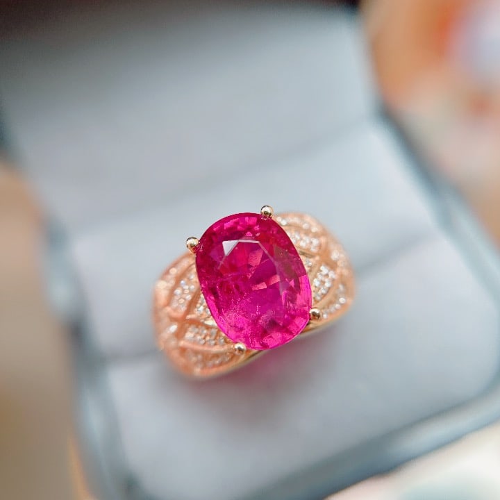 18K Gold Rubellite Tourmaline Ring with Diamonds, Total 6.31g, 5.45ct Rubellite: Title: 18K Gold Rubellite Tourmaline Ring with Diamonds, Total 6.31g, 5.45ct Rubellite Description: Elegant 18K gold ring featuring a natural rubellite tourmaline centerpiece (5.45 carats) accented