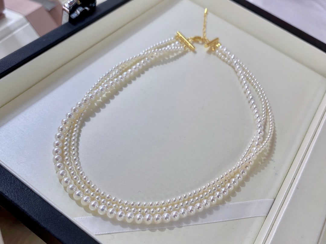 Three-Layer Natural Pearl Necklace, Large 5mm and Small 3mm Pearls: Title: Three-Layer Natural Pearl Necklace, Large 5mm and Small 3mm Pearls Description: Elegant three-layer necklace featuring natural pearls with large pearls approximately 5mm and small pearls approx