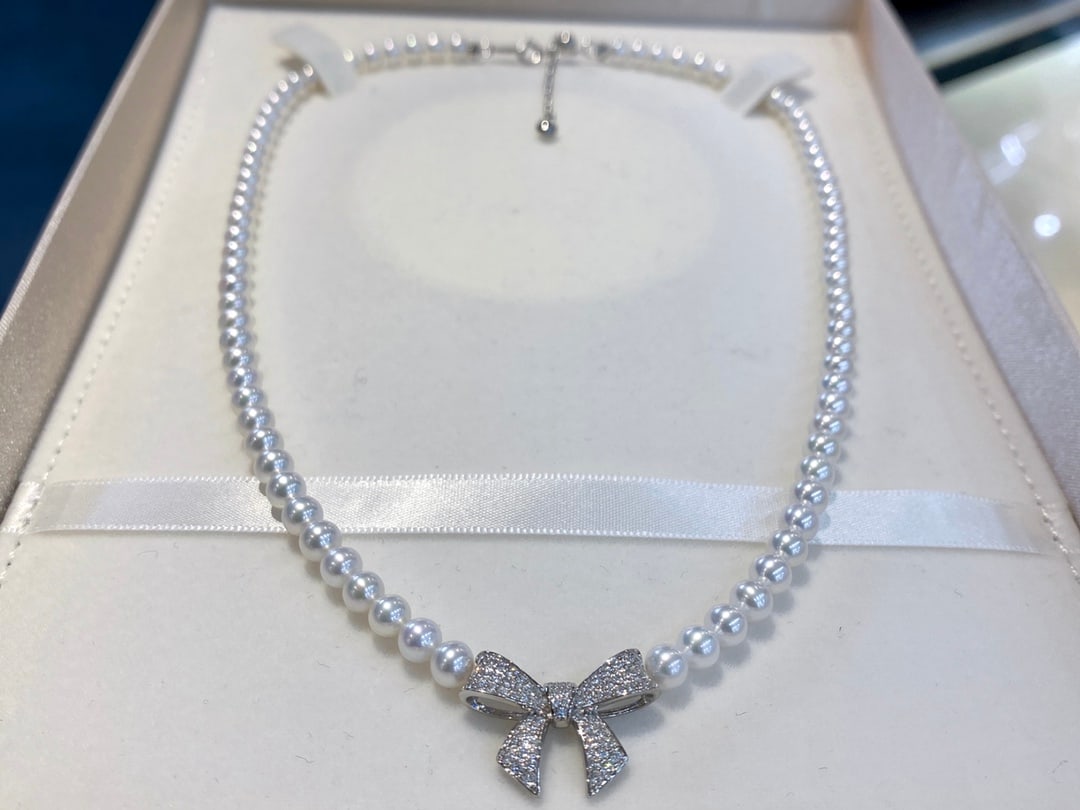 Butterfly Knot Freshwater Pearl Choker, 5-6mm Aurora Pearls: Title: Butterfly Knot Freshwater Pearl Choker, 5-6mm Aurora Pearls Description: Elegant freshwater pearl choker featuring a delicate butterfly knot design. Pearls are sized 5-6mm, exhibiting aurora