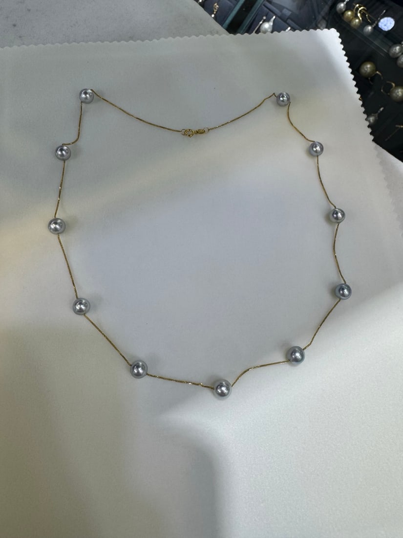 18K Gold Starry Design Necklace with 6.5-7mm Creamy Sea Pearls: Title: 18K Gold Starry Design Necklace with 6.5-7mm Creamy Sea Pearls Description: Elegant 18K gold necklace in a starry design, featuring creamy sea pearls sized 6.5-7mm. Pearls are near-round with