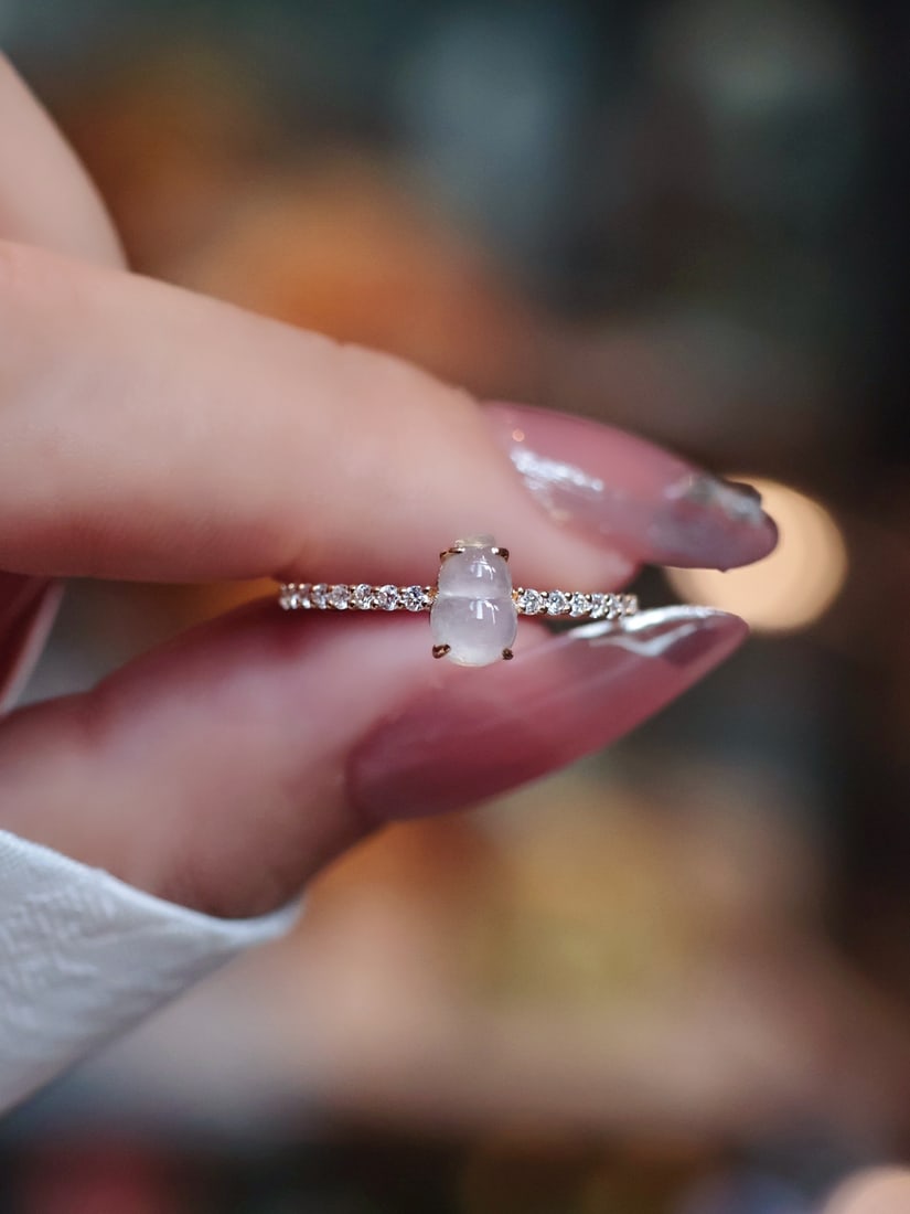 18K Gold Jadeite Gourd Ring: Title: 18K Gold Jadeite Gourd Ring Description: Elegant 18K gold ring featuring a jadeite gourd centerpiece. The jadeite is natural, polished, and exhibits a smooth, vibrant green surface. The ring