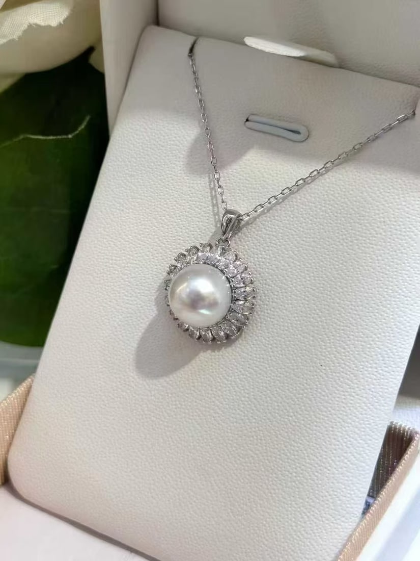 Pearl Pendant, 10-11mm, Natural Pearl: Title: Pearl Pendant, 10-11mm, Natural Pearl Description: Elegant pendant featuring a natural pearl sized 10-11mm. The pearl is luminous, near-round, and well-matched, set in a refined and versatile d