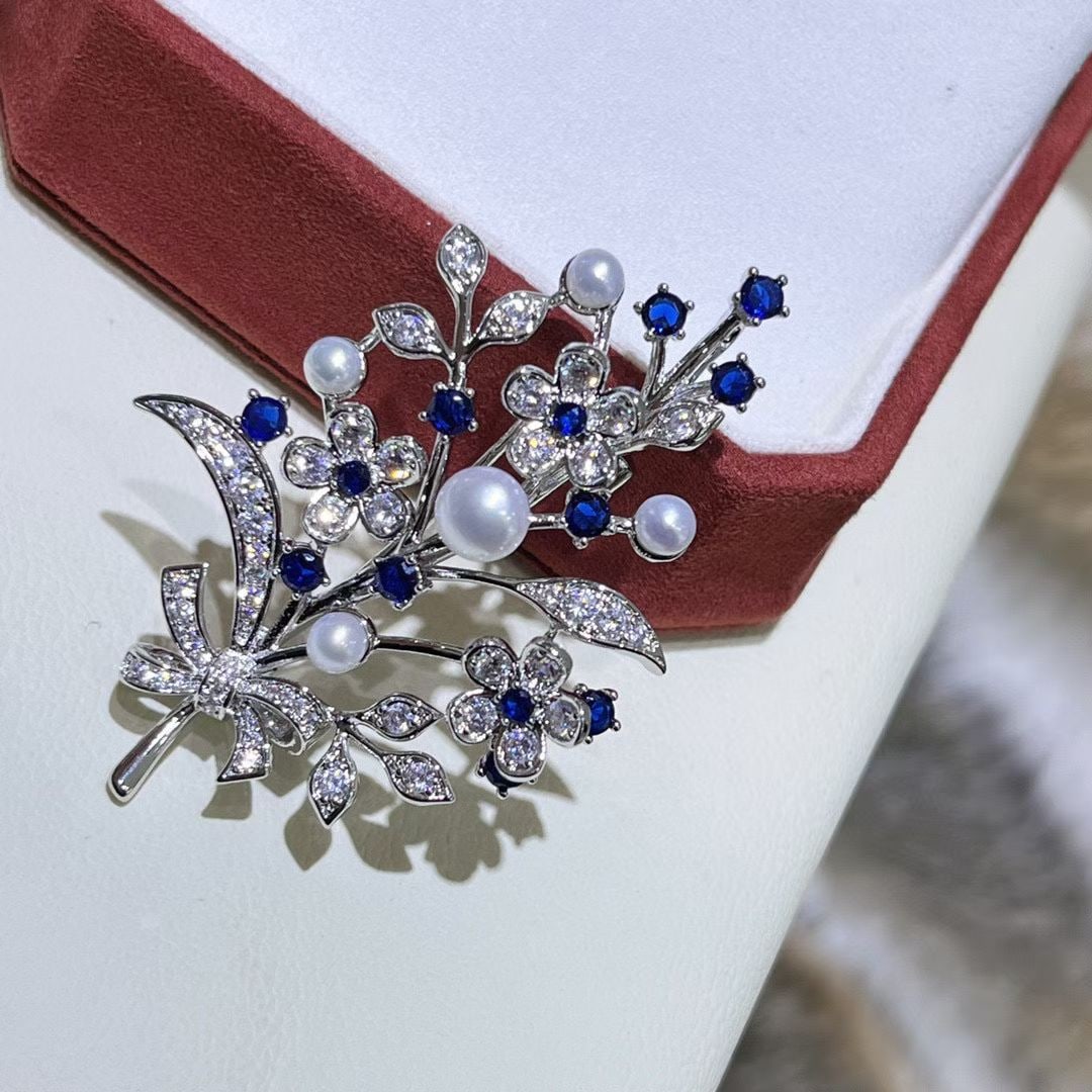 Bridal Bouquet Brooch with 3-6mm Natural Freshwater Pearls: Title: Bridal Bouquet Brooch with 3-6mm Natural Freshwater Pearls Description: Elegant brooch designed as a bridal bouquet, featuring 3-6mm natural freshwater pearls. Pearls are luminous and well-matc