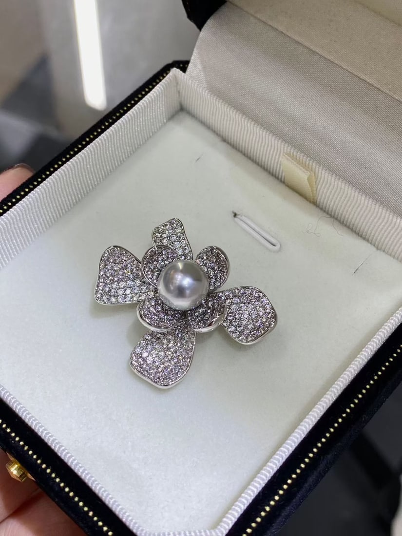 Delicate Brooch with 8-9mm Natural South Sea Pearls - 2