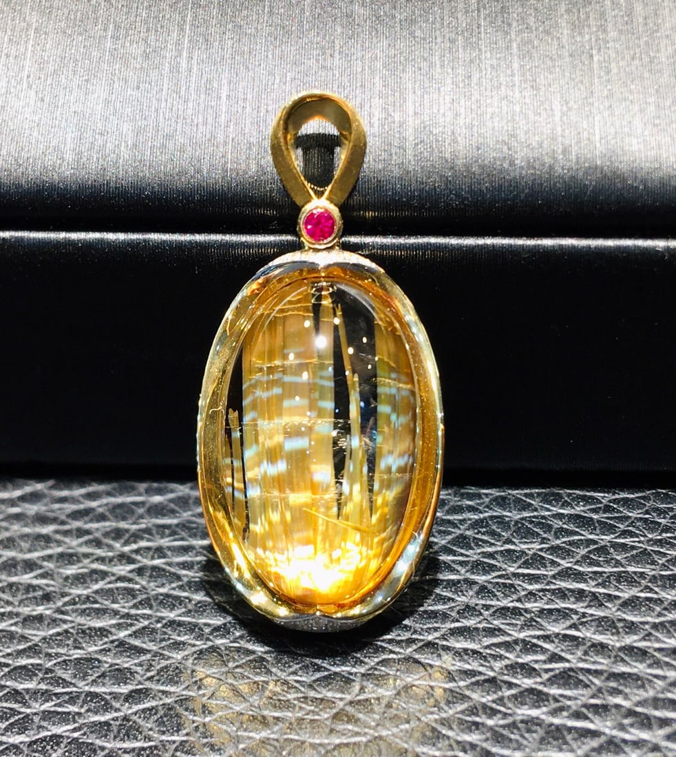 Natural Titanium Crystal Pendant with 18K Gold and Diamond Inlay, 29x13.3mm: Title: Natural Titanium Crystal Pendant with 18K Gold and Diamond Inlay, 29x13.3mm Description: Elegant pendant featuring a natural titanium crystal set in 18K gold with diamond inlay. Measuring 29x13