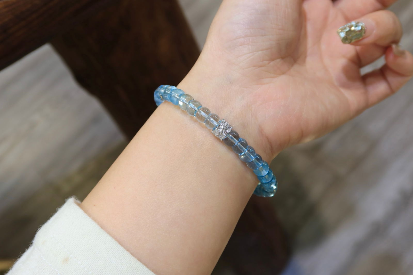 Natural Topaz 6.8mm Bracelet - Elegant and Eye-Catching, Wellness and Beauty Stone: Title: Natural Topaz 6.8mm Bracelet - Elegant and Eye-Catching, Wellness and Beauty Stone Description: Delicate bracelet crafted from natural 6.8mm topaz beads, designed to be elegant and eye-catching