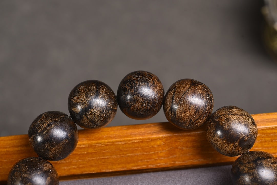 Natural Agarwood Bracelet with Gold-Jade Pi Xiu Pendant and Auspicious Beads, 18mm, 53.27g - 5