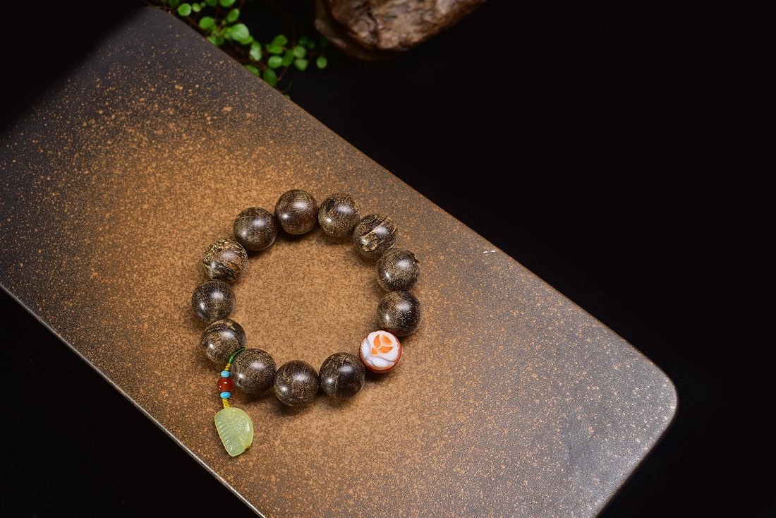 Natural Agarwood Bracelet, 18mm Beads, 50.41g - Premium Wild Old-Stock Nine-Part Agarwood: Title: Natural Agarwood Bracelet, 18mm Beads, 50.41g - Premium Wild Old-Stock Nine-Part Agarwood Description: Exquisite bracelet crafted from natural wild old-stock nine-part agarwood, each bead measu