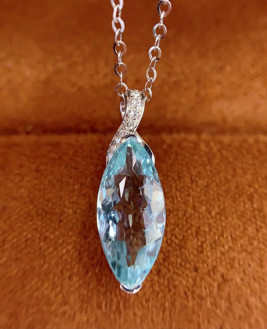 18K Gold Natural Aquamarine Pendant with Diamonds, 3.2ct, 1.11g (Chain Not Included): Title: 18K Gold Natural Aquamarine Pendant with Diamonds, 3.2ct, 1.11g (Chain Not Included) Description: This lot features an 18K gold pendant set with a natural aquamarine weighing approximately 3.2