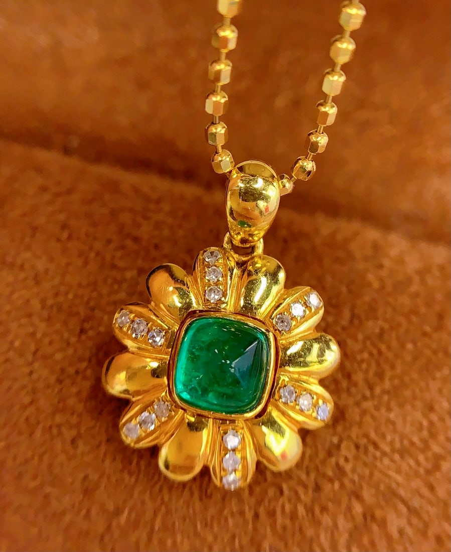 18K Gold Natural Emerald Pendant with Diamonds, 0.6ct, 1.38g (Chain Not Included): Title: 18K Gold Natural Emerald Pendant with Diamonds, 0.6ct, 1.38g (Chain Not Included) Description: This lot features an 18K gold pendant set with a natural emerald weighing approximately 0.6 carats