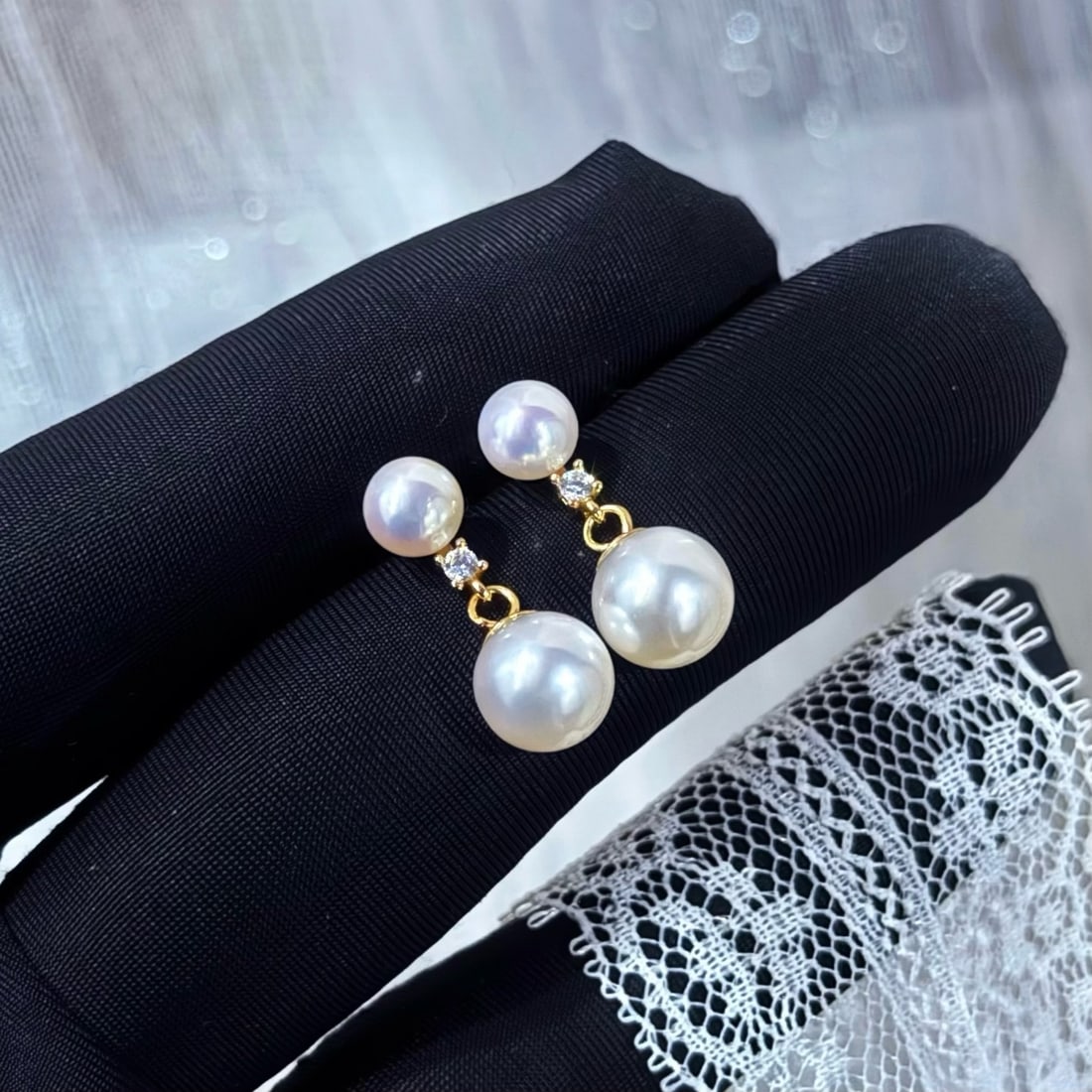 Sterling Silver Double Pearl Stud Earrings, 5-7.5mm High-Quality Natural Pearls: Title: Sterling Silver Double Pearl Stud Earrings, 5-7.5mm High-Quality Natural Pearls Description: This lot features a pair of double pearl stud earrings, meticulously set in sterling silver with hig