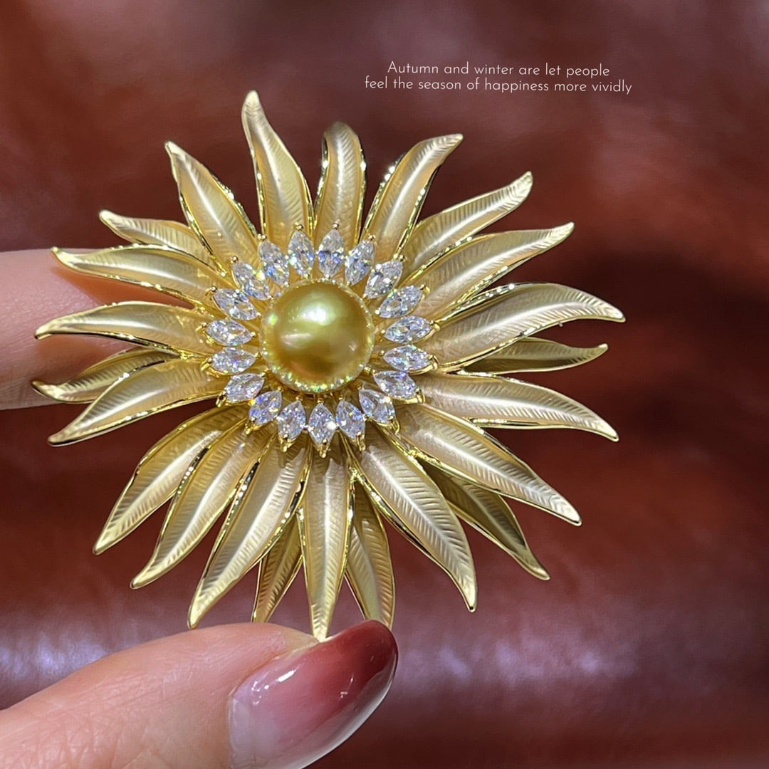 11-12mm Freshwater Golden Pearl Brooch: Title: 11-12mm Freshwater Golden Pearl Brooch Description: This lot features a brooch set with 11-12mm freshwater golden pearls, each exhibiting smooth surfaces and lustrous sheen. Elegantly crafted,