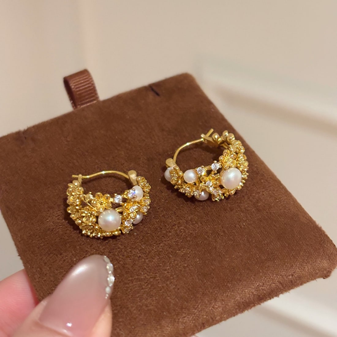 Osmanthus-Inspired Freshwater Pearl Clip-On Earrings: Title: Osmanthus-Inspired Freshwater Pearl Clip-On Earrings Description: This lot features a pair of clip-on earrings designed with an osmanthus flower motif, paired with smooth, lustrous freshwater p