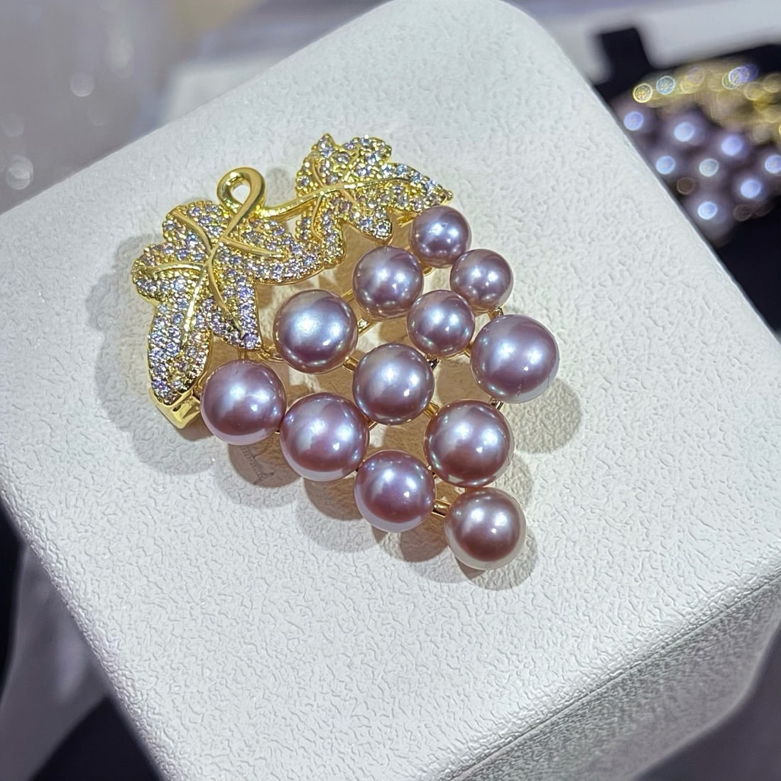 Freshwater Pearl Grapevine Brooch: Title: Freshwater Pearl Grapevine Brooch Description: This lot features a brooch designed in a grapevine motif, set with high-quality natural freshwater pearls. Each pearl exhibits smooth surfaces