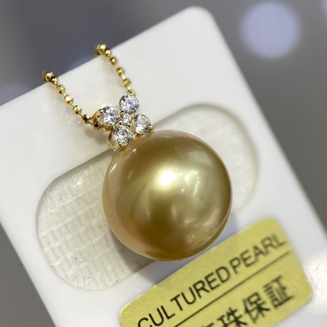 18K Gold Four-Leaf Clover Pendant with 12-13mm Natural South Sea Golden Pearl: Title: 18K Gold Four-Leaf Clover Pendant with 12-13mm Natural South Sea Golden Pearl Description: This lot features an 18K gold pendant in a four-leaf clover design, set with a natural 12-13mm South S