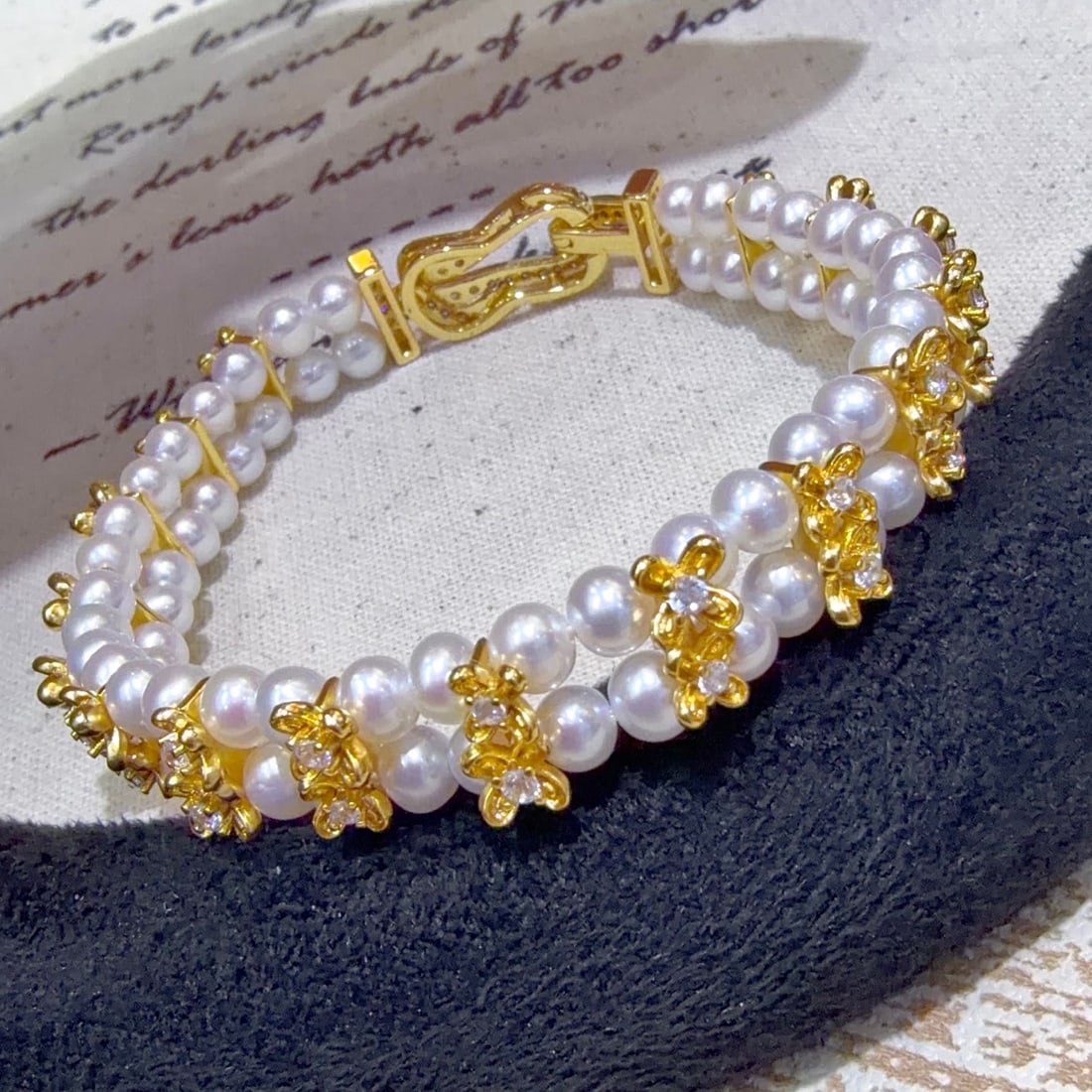 Handcrafted Double-Strand Bracelet with Osmanthus Motif and 3.5-4mm Freshwater Pearls, 16.5cm: Title: Handcrafted Double-Strand Bracelet with Osmanthus Motif and 3.5-4mm Freshwater Pearls, 16.5cm Description: This lot features a handcrafted double-strand bracelet incorporating delicate