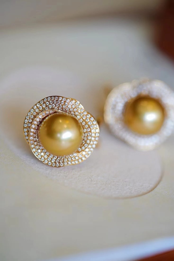 S925 Sterling Silver Camellia Earrings with 10-11mm Golden Pearls: Title: S925 Sterling Silver Camellia Earrings with 10-11mm Golden Pearls Description: This lot features a pair of S925 sterling silver earrings designed in a camellia flower motif, each set with a 10-