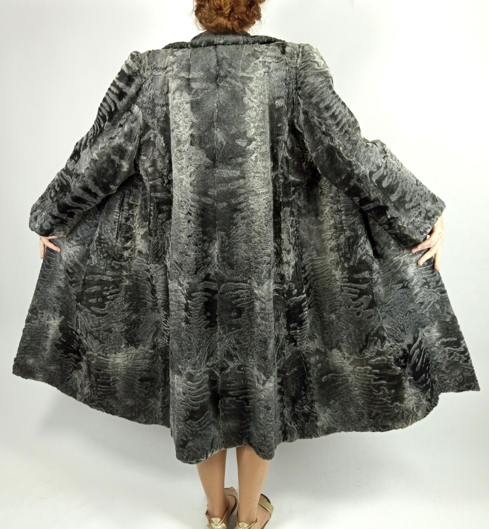 SILVER GREY PERSIAN LAMB FUR COAT EU: XL ; US: 20: Title: SILVER GREY PERSIAN LAMB FUR COAT EU: XL ; US: 20 Dimensions: Approximate size- EU: XL; US: 20 : Important details: Length: 120cm/47.24in -Shoulders width:47cm/18.5in -Sleeve Length:50cm/19.69i