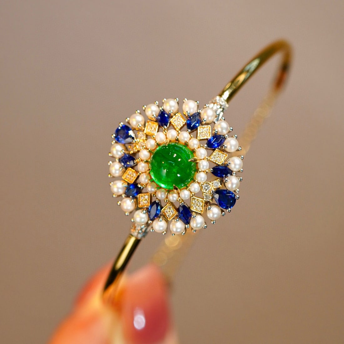 14K GOLD 2.4 CT VIVID GREEN NATURAL EMERALD & SAPPHIRE & PEARL & DIAMOND BANGLE: Title:14K GOLD 2.4 CT VIVID GREEN NATURAL EMERALD & SAPPHIRE & PEARL & DIAMOND BANGLE Description:Ref:230528274Gold Content:14K GoldMain Gemstone:EmeraldNumber of stones:1Shape:RoundCarat Weight:2.4ct