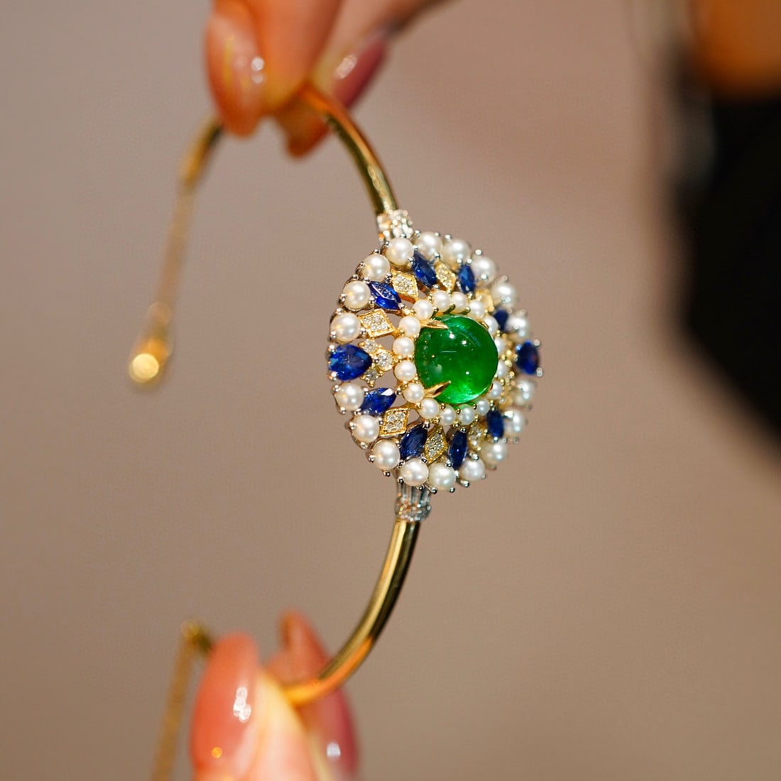 14K GOLD 2.4 CT VIVID GREEN NATURAL EMERALD & SAPPHIRE & PEARL & DIAMOND BANGLE - 4