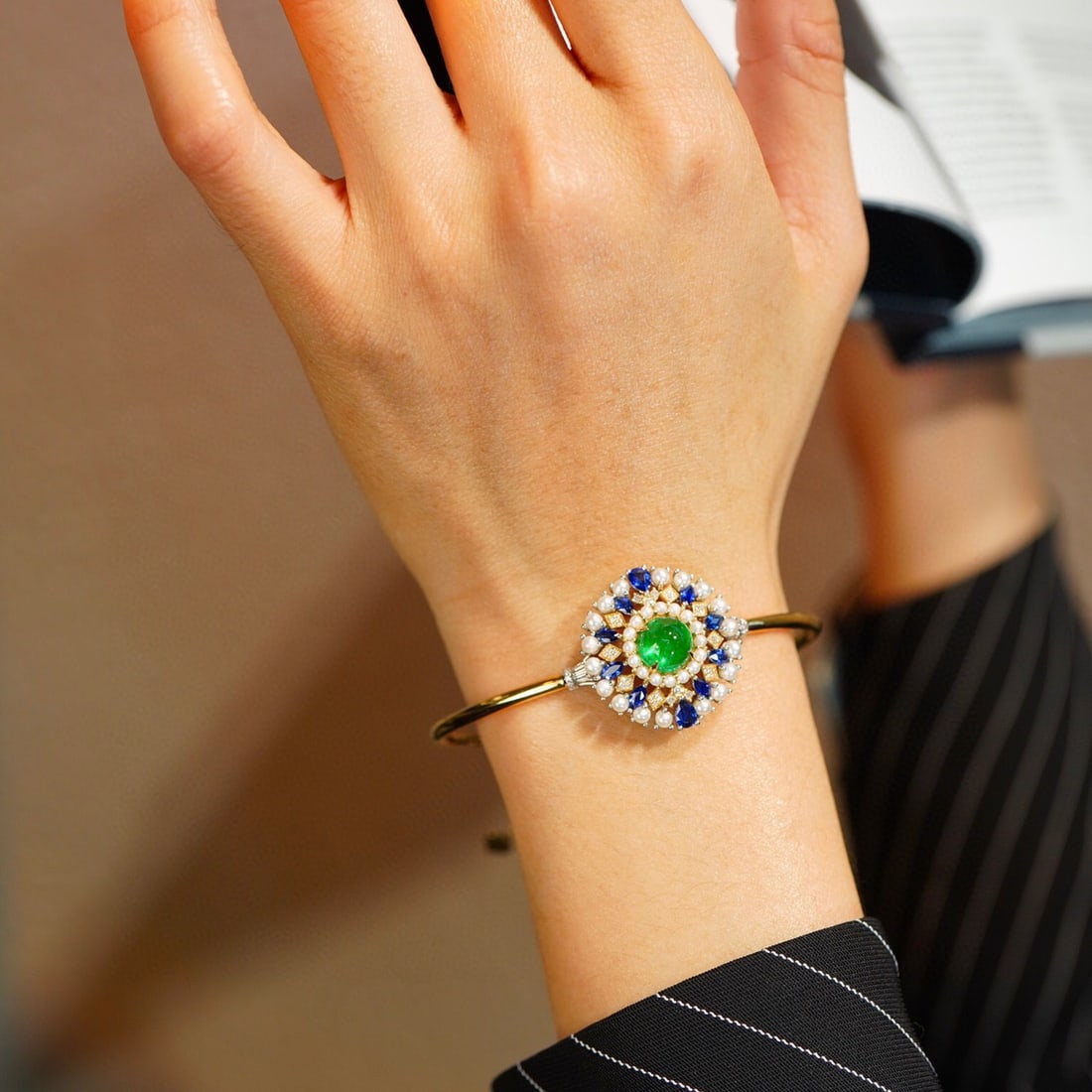 14K GOLD 2.4 CT VIVID GREEN NATURAL EMERALD & SAPPHIRE & PEARL & DIAMOND BANGLE - 6