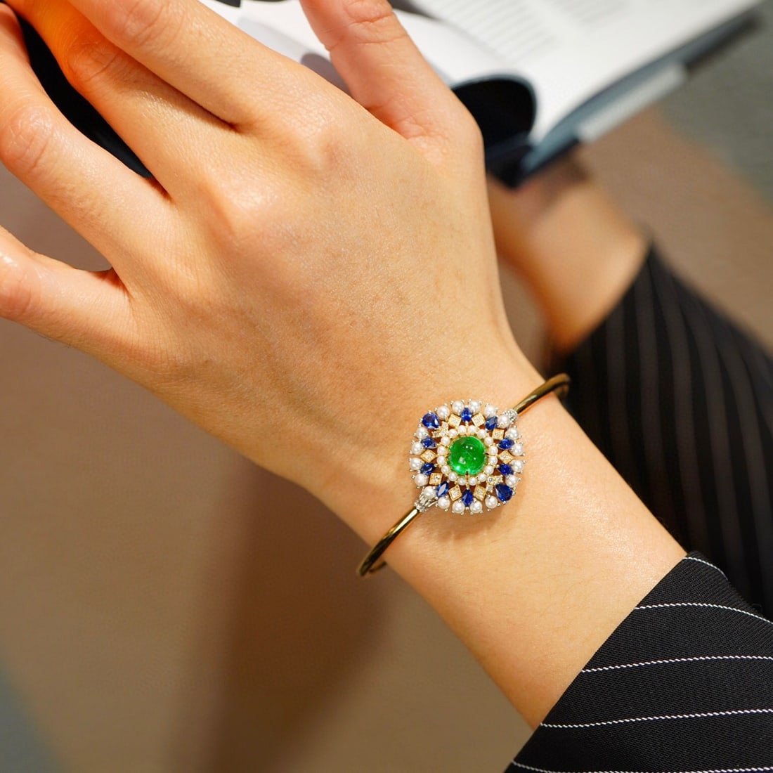 14K GOLD 2.4 CT VIVID GREEN NATURAL EMERALD & SAPPHIRE & PEARL & DIAMOND BANGLE - 7