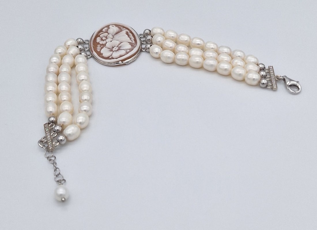3 strands of fresh water pearl bracelet with central cameo - 3