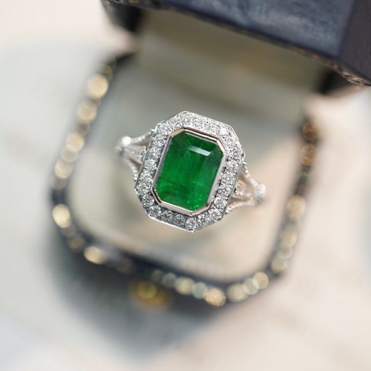 14K GOLD 1.5 CT VIVID GREEN NATURAL EMERALD & DIAMOND RING: Title:14K GOLD 1.5 CT VIVID GREEN NATURAL EMERALD & DIAMOND RINGDescription:Ref:230528299Gold Content:14K GoldRing Size:7.25USMain Gemstone:EmeraldNumber of stones:1Shape:OctagonalCarat Weight:1.5ct
