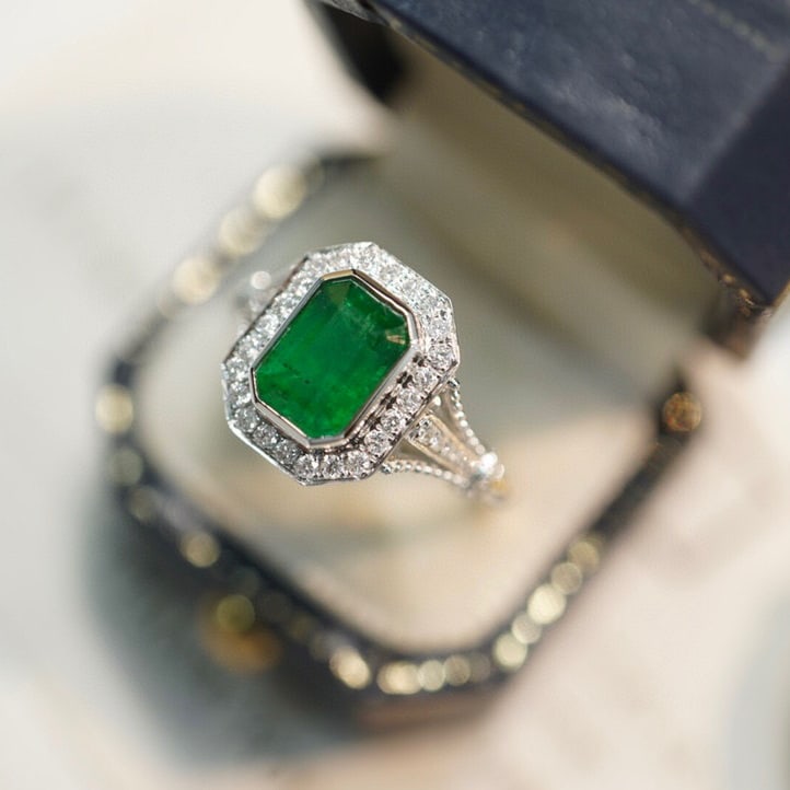 14K GOLD 1.5 CT VIVID GREEN NATURAL EMERALD & DIAMOND RING - 2