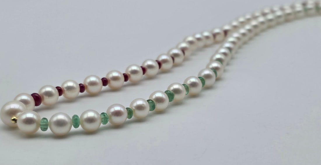 Akoya pearl necklace with emeralds and rubies, with an 18kt (750) yellow gold clasp and a central - 2