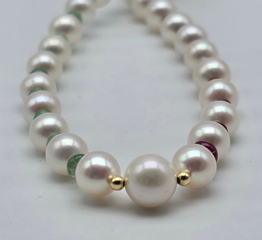 Akoya pearl necklace with emeralds and rubies, with an 18kt (750) yellow gold clasp and a central - 4