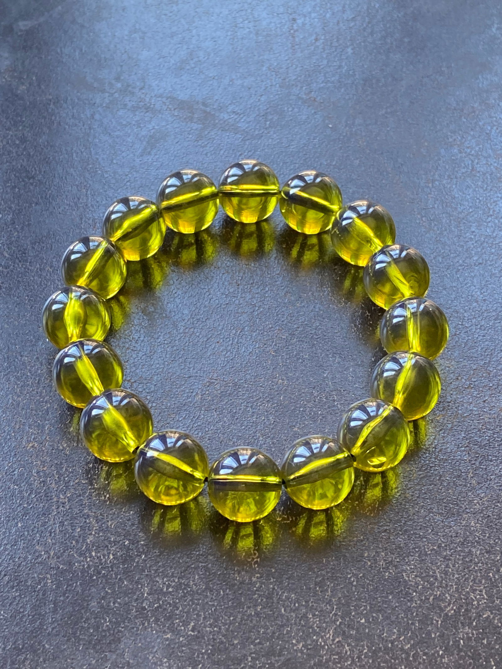12mm Vintage Large Golden Blue Amber-like Early Plastic Beads Bracelet: Title:12mm Vintage Large Golden Blue Amber-like Early Plastic Beads BraceletDescription:12mm Vintage Large Golden Blue Amber tone Beads Bracelet Unveil the mesmerizing charm of this Golden Blue amber
