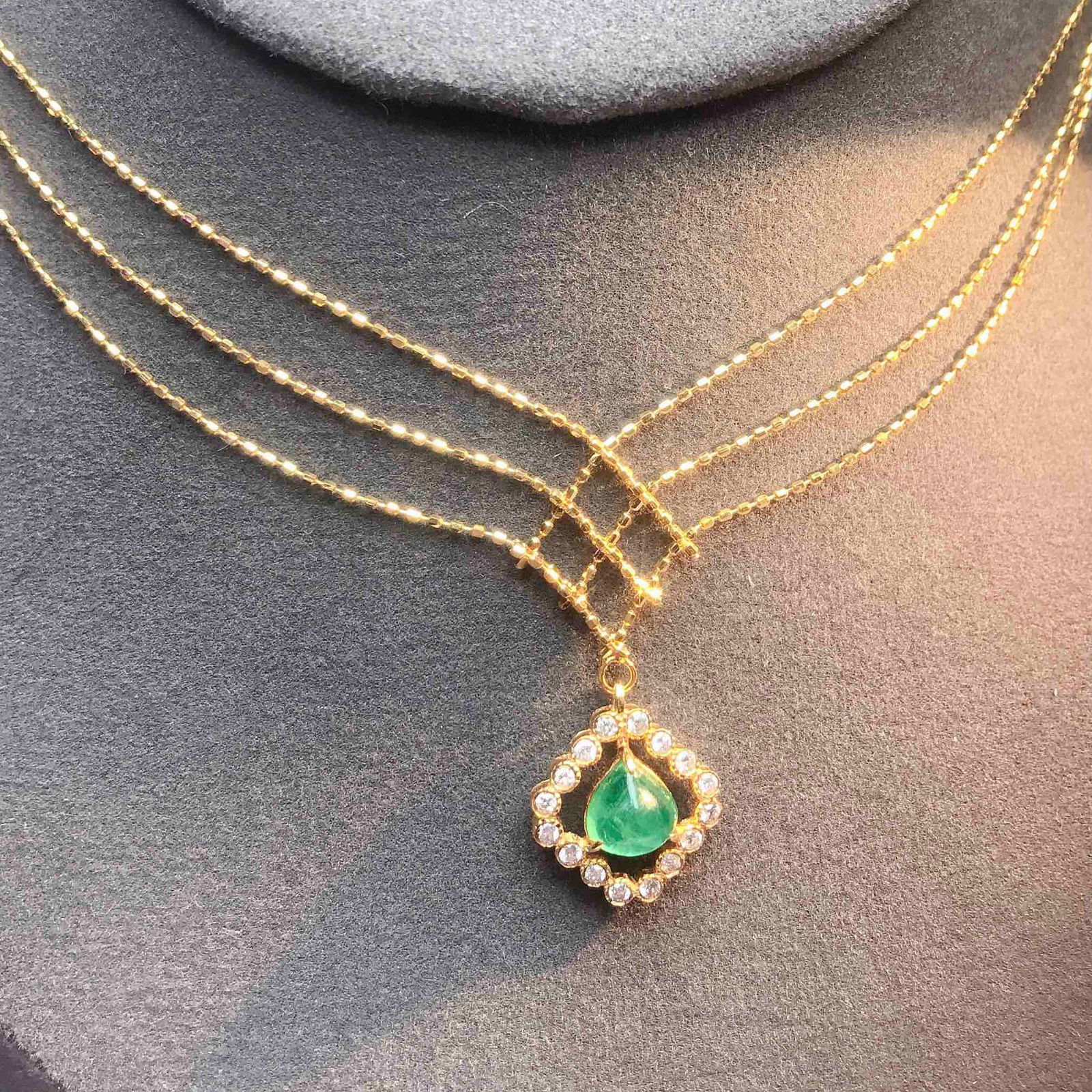 14K GOLD 0.80 CT NATURAL EMERALD & DIAMOND NECKLACE: Title:14K GOLD 0.80 CT NATURAL EMERALD & DIAMOND NECKLACE Description:Ref:230528314Gold Content:14K GoldMain Gemstone:EmeraldNumber of stones:1Shape:PearCarat Weight:0.80ct Color:GreenTreatment:Natura